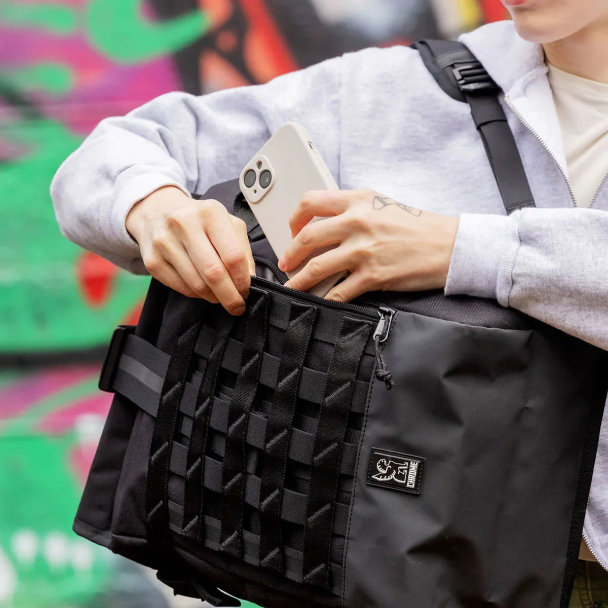 Chrome Industries : Barrage Cargo Bag 22L : Black XRF - Image 10